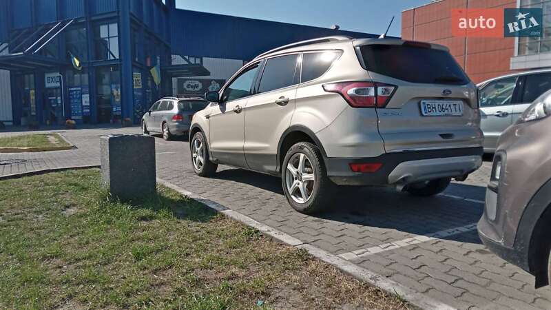 Позашляховик / Кросовер Ford Escape 2017 в 
