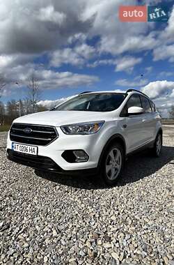 Внедорожник / Кроссовер Ford Escape 2016 в 