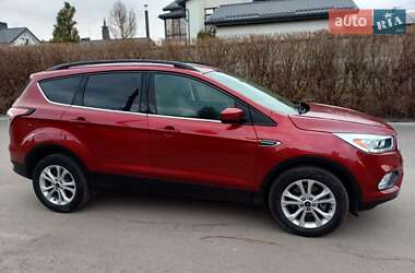 Внедорожник / Кроссовер Ford Escape 2018 в 