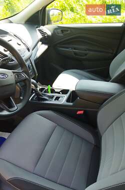 Позашляховик / Кросовер Ford Escape 2016 в 