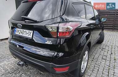 Внедорожник / Кроссовер Ford Escape 2017 в 
