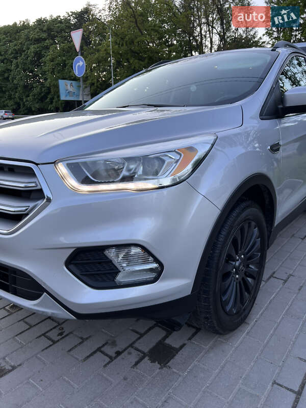 Позашляховик / Кросовер Ford Escape 2017 в 