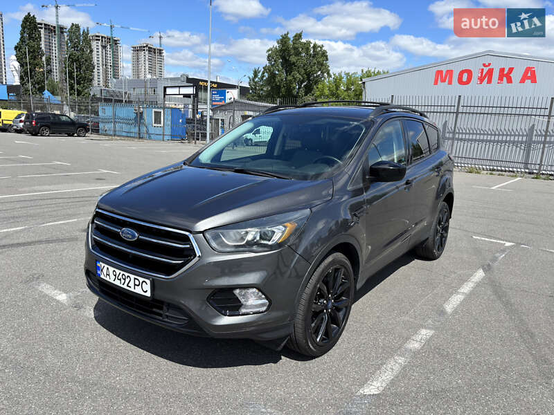 Позашляховик / Кросовер Ford Escape 2016 в 