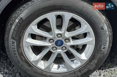Позашляховик / Кросовер Ford Escape 2020 в 