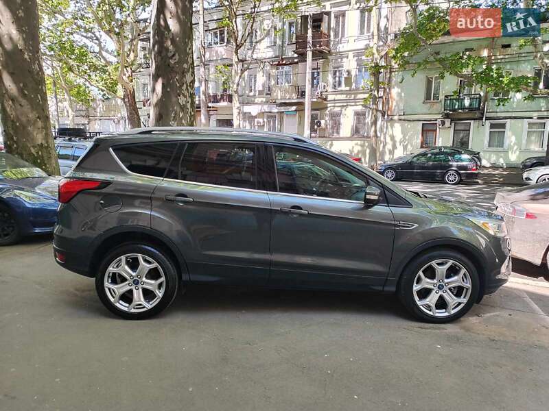 Внедорожник / Кроссовер Ford Escape 2019 в 