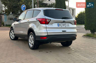Внедорожник / Кроссовер Ford Escape 2019 в 