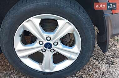 Позашляховик / Кросовер Ford Escape 2015 в 