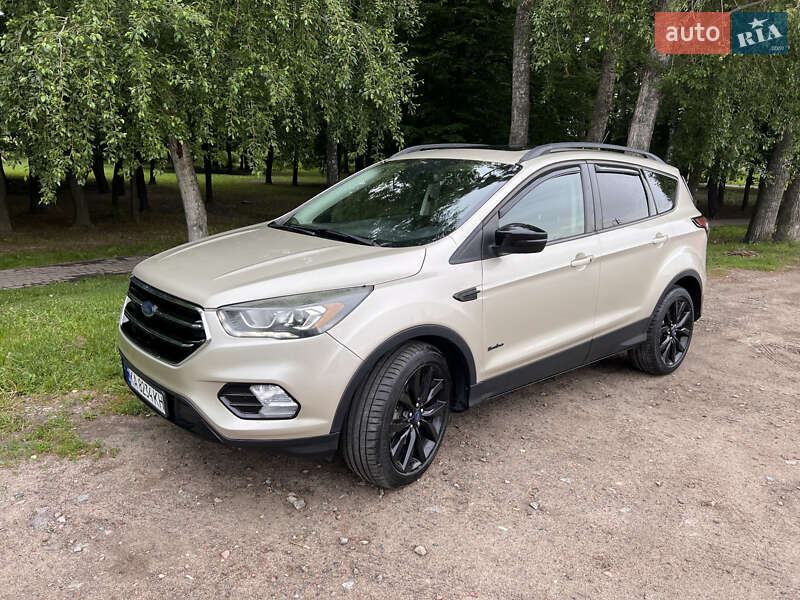 Внедорожник / Кроссовер Ford Escape 2016 в Вишневом