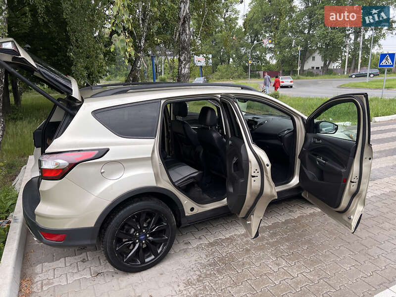 Внедорожник / Кроссовер Ford Escape 2016 в Вишневом