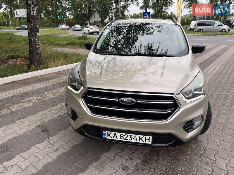 Внедорожник / Кроссовер Ford Escape 2016 в Вишневом