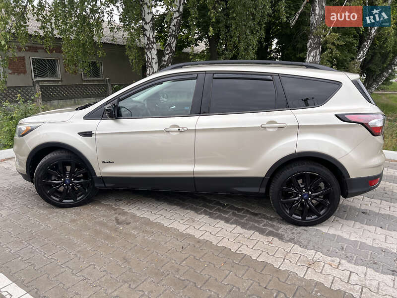 Внедорожник / Кроссовер Ford Escape 2016 в Вишневом