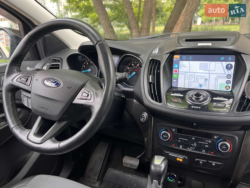Внедорожник / Кроссовер Ford Escape 2016 в Вишневом