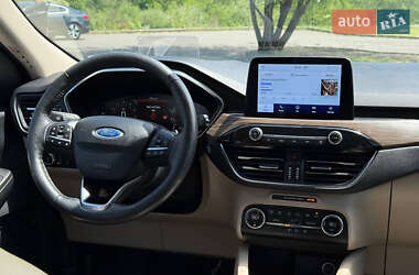 Внедорожник / Кроссовер Ford Escape 2020 в 