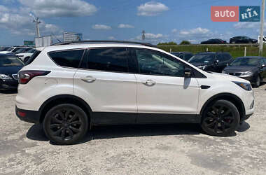 Внедорожник / Кроссовер Ford Escape 2017 в 