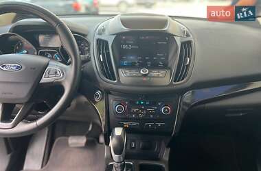 Внедорожник / Кроссовер Ford Escape 2019 в 