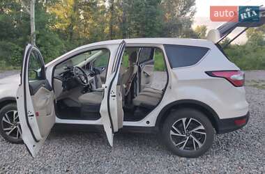 Позашляховик / Кросовер Ford Escape 2016 в 