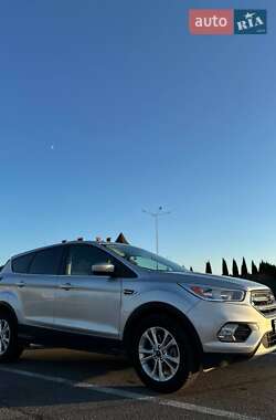 Позашляховик / Кросовер Ford Escape 2018 в 