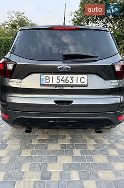 Внедорожник / Кроссовер Ford Escape 2019 в 