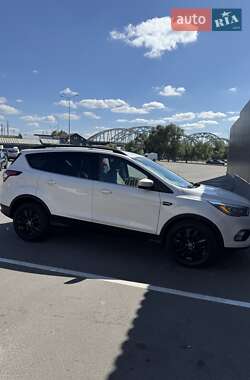 Внедорожник / Кроссовер Ford Escape 2016 в 