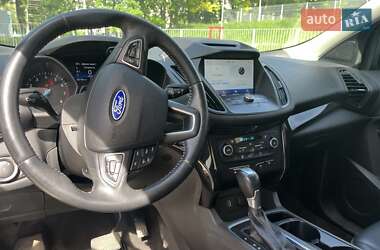 Внедорожник / Кроссовер Ford Escape 2018 в 