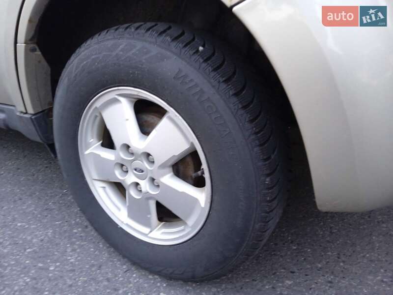Позашляховик / Кросовер Ford Escape 2011 в 