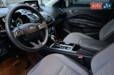 Внедорожник / Кроссовер Ford Escape 2019 в 