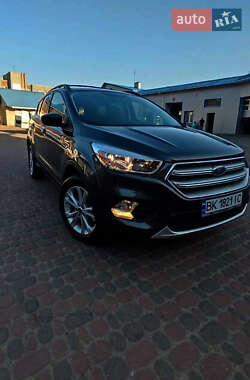 Внедорожник / Кроссовер Ford Escape 2019 в 