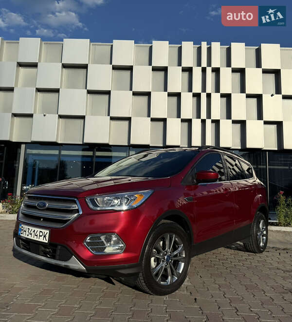 Внедорожник / Кроссовер Ford Escape 2018 в 