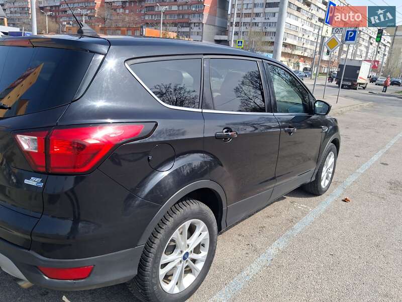 Внедорожник / Кроссовер Ford Escape 2018 в 
