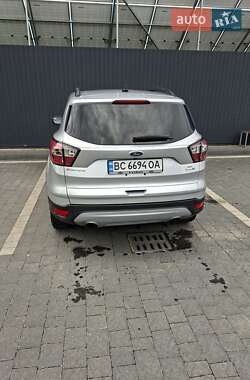 Внедорожник / Кроссовер Ford Escape 2018 в 
