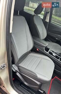 Внедорожник / Кроссовер Ford Escape 2018 в 