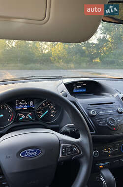 Внедорожник / Кроссовер Ford Escape 2017 в 