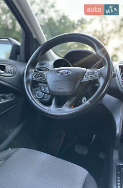 Внедорожник / Кроссовер Ford Escape 2017 в 