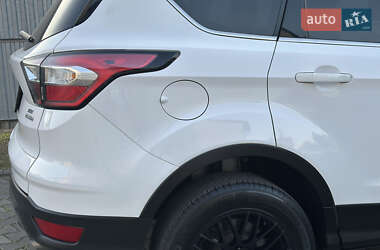 Внедорожник / Кроссовер Ford Escape 2018 в 