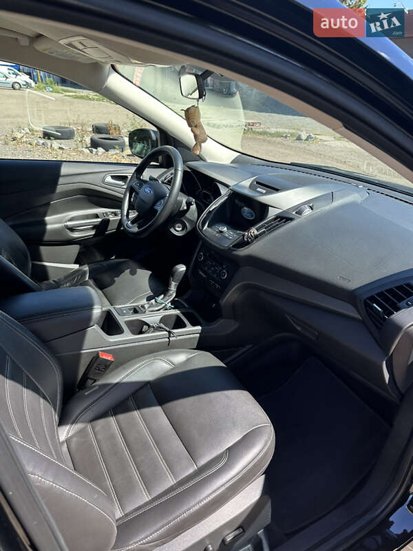 Внедорожник / Кроссовер Ford Escape 2017 в Хороле