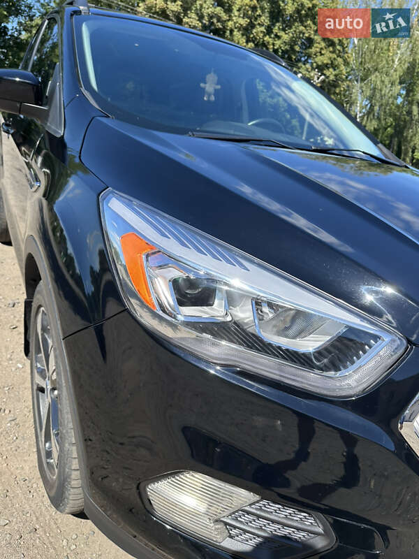 Внедорожник / Кроссовер Ford Escape 2017 в Хороле