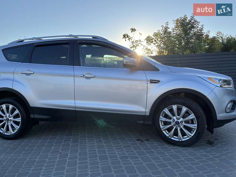 Внедорожник / Кроссовер Ford Escape 2017 в Ирпене