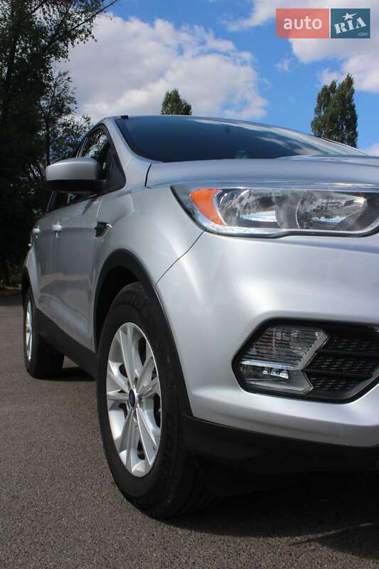 Внедорожник / Кроссовер Ford Escape 2017 в Кривом Роге