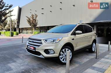 Позашляховик / Кросовер Ford Escape 2016 в 