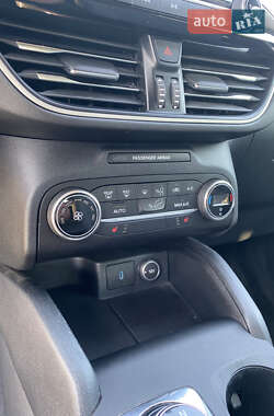 Внедорожник / Кроссовер Ford Escape 2019 в 