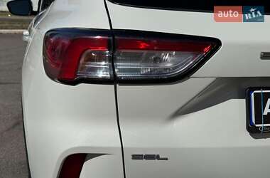 Позашляховик / Кросовер Ford Escape 2021 в 