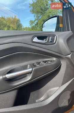 Внедорожник / Кроссовер Ford Escape 2015 в 