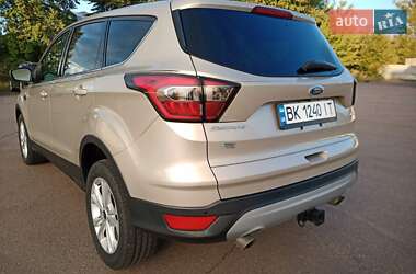 Внедорожник / Кроссовер Ford Escape 2016 в 