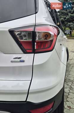 Внедорожник / Кроссовер Ford Escape 2018 в 