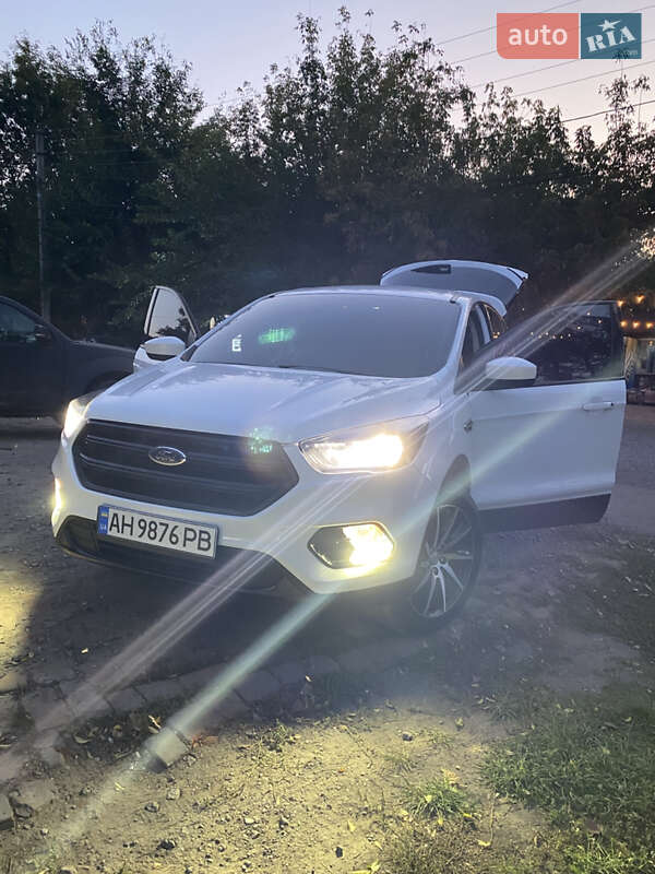 Внедорожник / Кроссовер Ford Escape 2018 в 