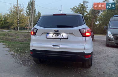 Внедорожник / Кроссовер Ford Escape 2018 в 