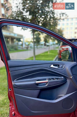 Внедорожник / Кроссовер Ford Escape 2018 в 