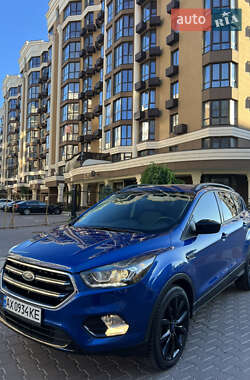 Внедорожник / Кроссовер Ford Escape 2017 в 