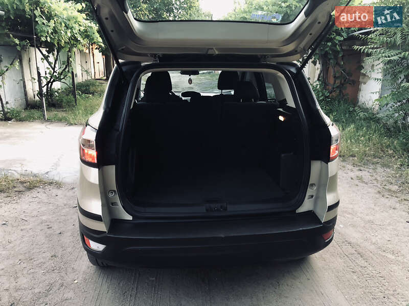 Внедорожник / Кроссовер Ford Escape 2017 в Николаеве