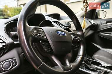 Внедорожник / Кроссовер Ford Escape 2017 в 
